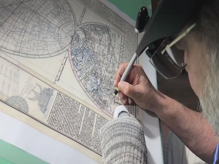 Família de cartógrafo reconhecido por mapas feitos à mão lança campanha para ajudar na recuperação do artista
