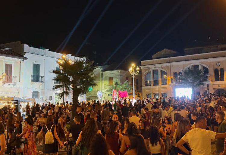 In diretta da Polistena Una marea di gente alla Notte bianca … #estateculturale 2026