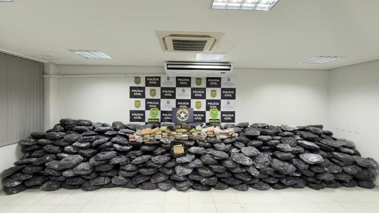 Polícia apreende 700 kg de drogas escondidos em materiais destinados à reciclagem em Fortaleza