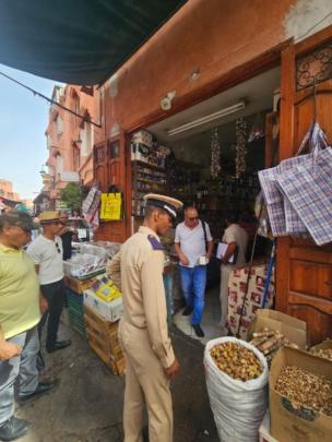حصري حملة مراقبة بساحة جامع الفنا تنتهي بإتلاف 400 كيلوغرام من مواد غذائية فاسدة