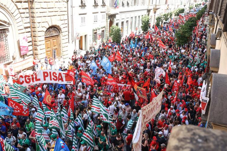 Sciopero dell’industria in Toscana, migliaia sfilano in piazza a Firenze