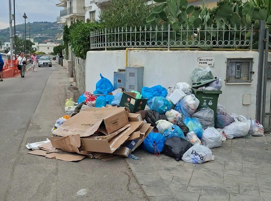 Rifiuti in strada ad Agropoli, esplode il malcontento nel pieno della stagione turistica