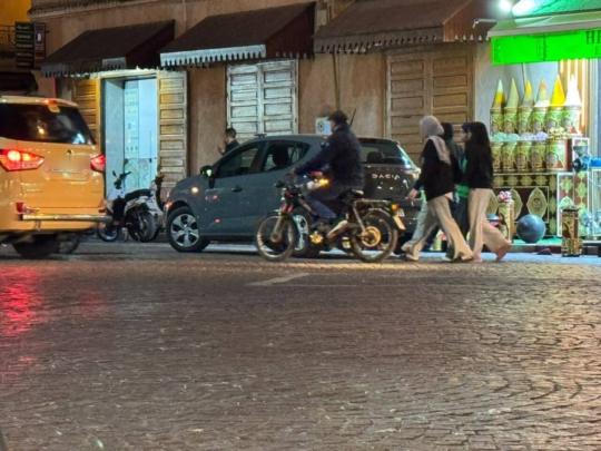 فوضى التوقف بساحة “القزادرية”..هل سيتم الاستنجاد بكاميرات المراقبة؟