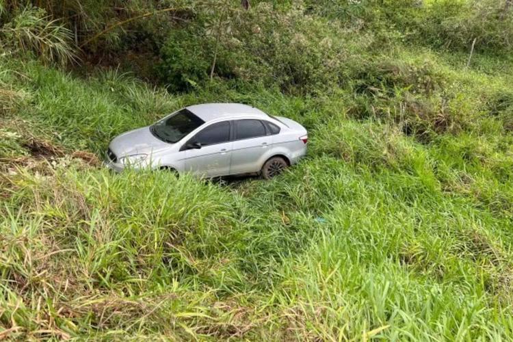 Motorista passa mal, perde controle de carro e cai em ribanceira na BR-356