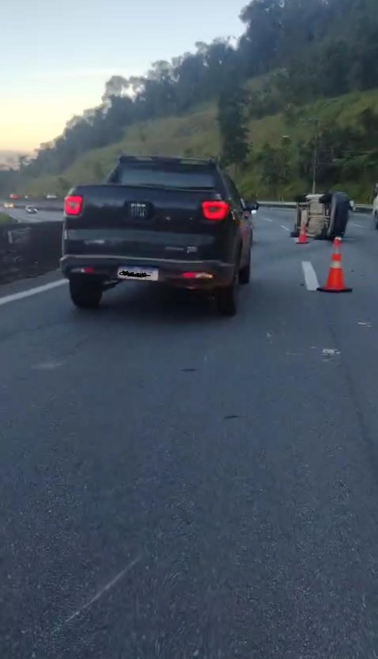 Capotamento altera trânsito na rodovia Mogi-Dutra em Mogi das Cruzes