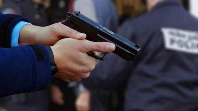 رصاصتان تحذيريتان لتحييد خطر شخص وسيدة عرضا موظفي الشرطة لتهديد خطير