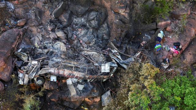 Ônibus cai de ponte e mata 45 pessoas na África do Sul; veja as imagens