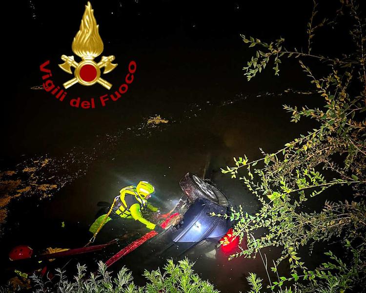 TORINO – Non si ferma all’alt della Polizia: auto cade nel Po; ricerche in corso