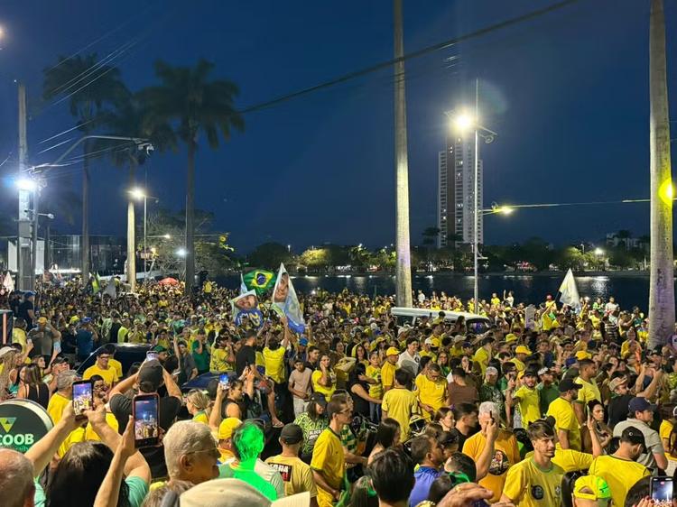 Apoiadores realizam ato pró-Flávio no entorno do Açude Velho, em Campina Grande