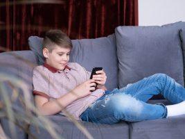 Divieto social e smartphone per minori. Pellai: “Il limite è fondamentale, ma per farlo rispettare serve una legge”