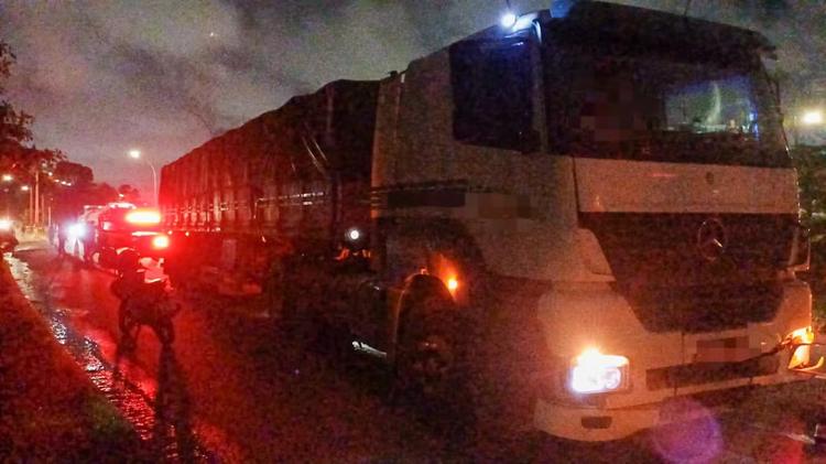 Mulher cai da garupa da moto e morre atropelada por carreta na BR-101