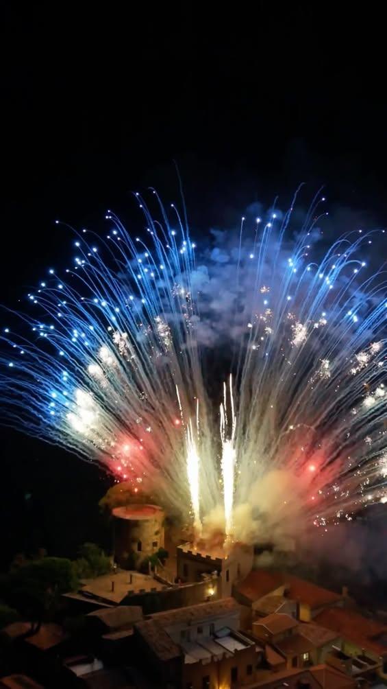 Un cielo di luci sopra Castroreale per salutare la Festa del Cristo Lungo.✨ Semplicemente GRAZIE a tutta la comunità di...