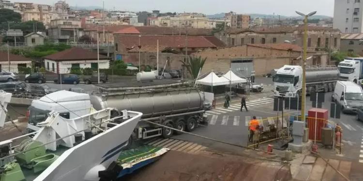 Protesta Tir, regolare traghettamento tra Calabria e Sicilia: "Solo alcune difficoltà nel far arrivare le autocisterne a Messina"