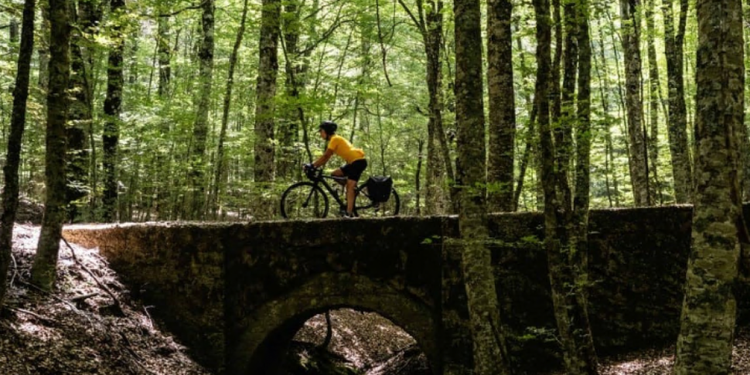 Corre lungo il Trasimeno la ciclovia più bella d'Italia. Menzione speciale al "Cammino Normanno" in Calabria