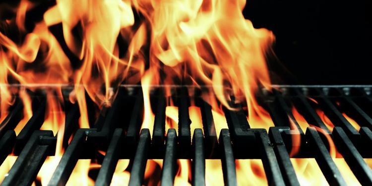 Travolto dalle fiamme mentre accende il barbecue, gravissimo 49enne nel Pescarese