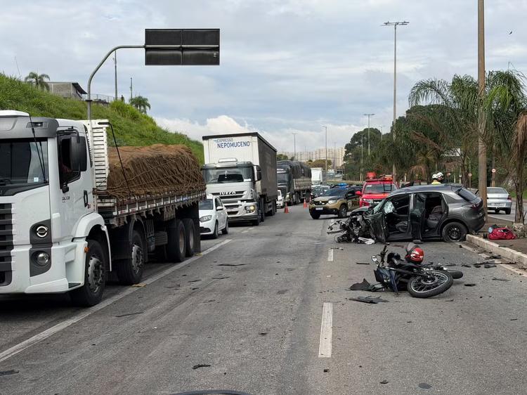 Acidente envolvendo carro, moto e carreta deixa feridos na Via Expressa, em Contagem