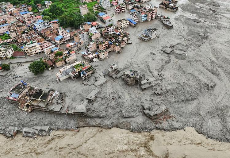 VÍDEOS mostram forças de segurança do Nepal resgatando pessoas em meio à lama; VEJA