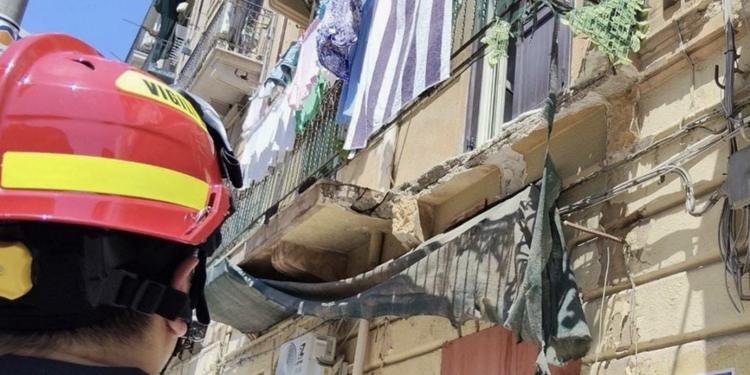Palermo, crolla il balcone mentre stende i panni: donna precipita e finisce in codice rosso