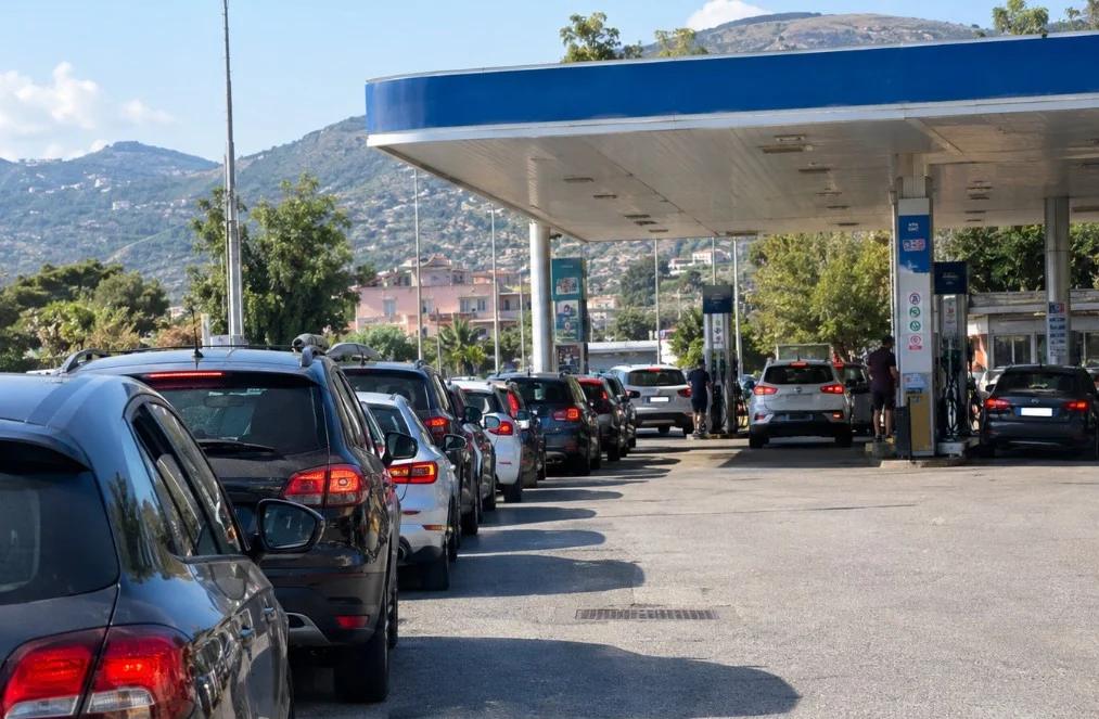 Emergenza carburanti nel salernitano: pompe a secco e file