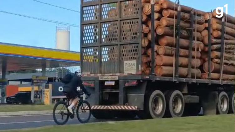 VÍDEO: ciclista é flagrado pedalando atrás de caminhão carregado com troncos de madeira no RS