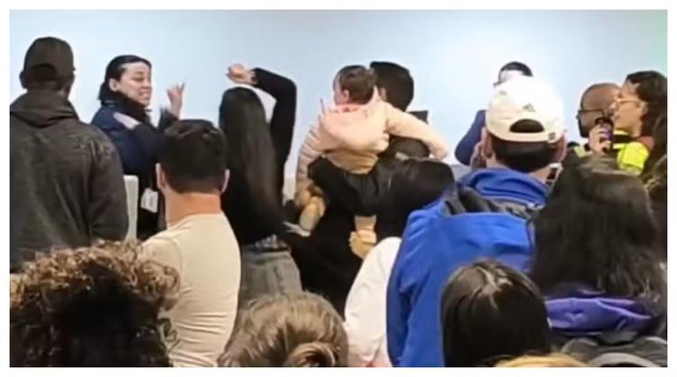 VÍDEO: passageira agride quatro funcionárias da Latam no Aeroporto Internacional de SP, após discussão em check-in