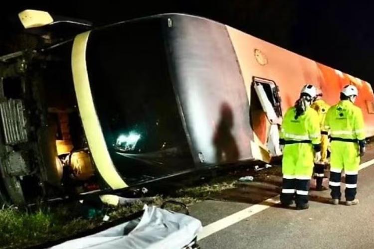 Nova pessoas ficam feridas após ônibus tombar na BR-163 em MT