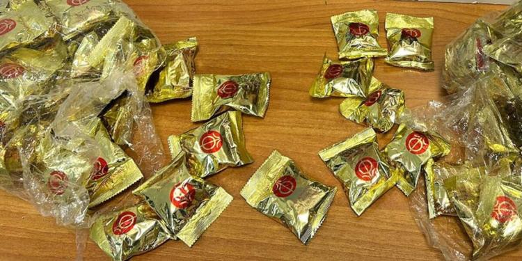 Nascondeva 5 chili di cocaina nei biscotti della fortuna: arrestata a Fiumicino