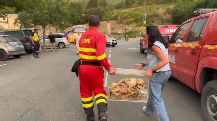 Así fue el rescate del patrimonio histórico de San Juan de la Peña: "El humo nos obligó a salir en medio de la operación"
