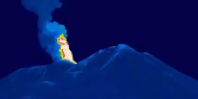 Nuova eruzione dell'Etna: fontana di lava e nube vulcanica su Catania, voli dirottati