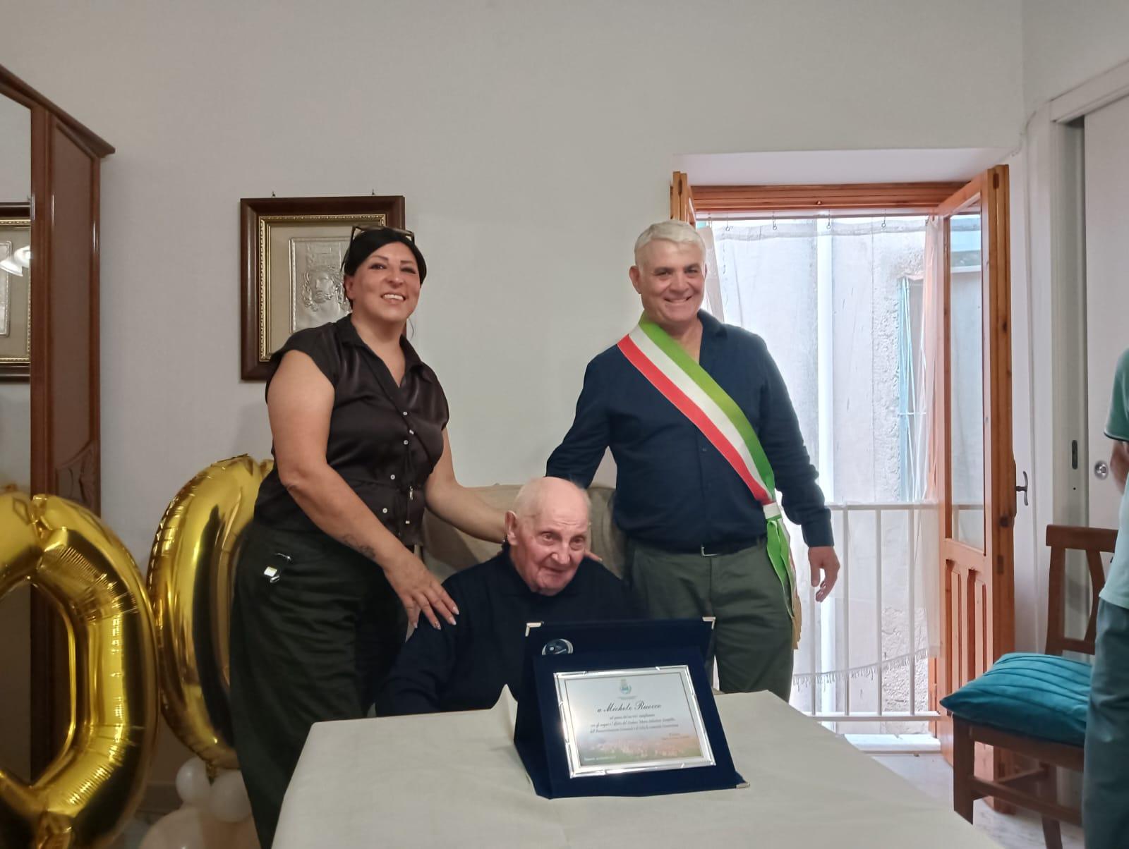 Camerota festeggia i 100 anni di Michele Ruocco: una vita simbolo del Cilento