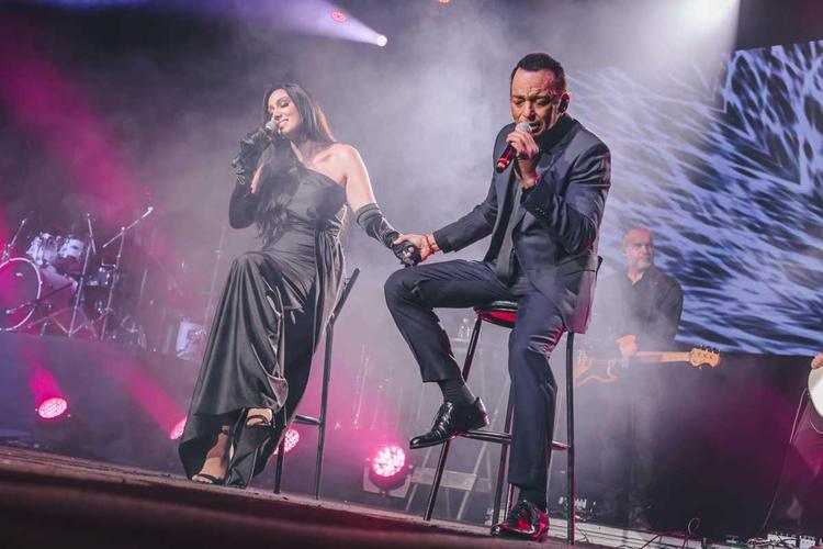 Marina Elali e Jon Secada Vivem Domingo de Emoção e Canções Eternas