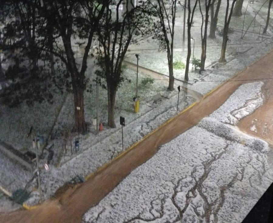 Chuva de granizo cobre ruas de gelo e causa alagamentos em Ilicínea