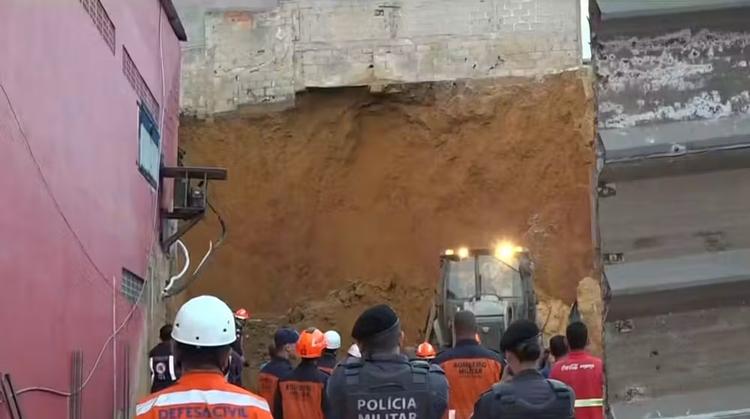 Quatro homens, três da mesma família, morrem soterrados em queda de muro de obra em Vitória (ES)