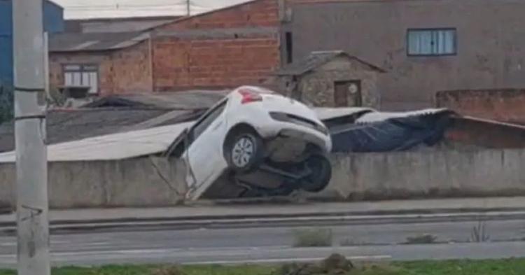 Motorista perde controle e carro para em cima de muro perto do aeroporto de Navegantes