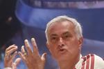 Mourinho lanza varios dardos y una oda los derbis