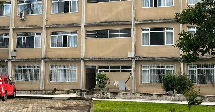 Prédio afunda no Centro de Itajaí, deixa feridos e é interditado por risco de desabamento