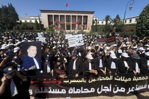 المحامون يرفضون التراجع ويتشبثون بالتوقف الشامل لإسقاط قانون المهنة
