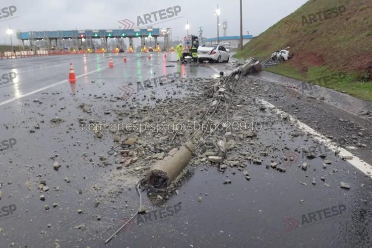 Empresário morre após perder controle do carro e bater contra poste durante chuva no interior de SP