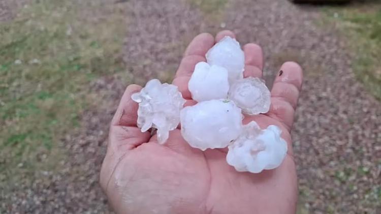 Granizo e chuva forte atingem cidade no Sul do RS; estado tem previsão de temporal