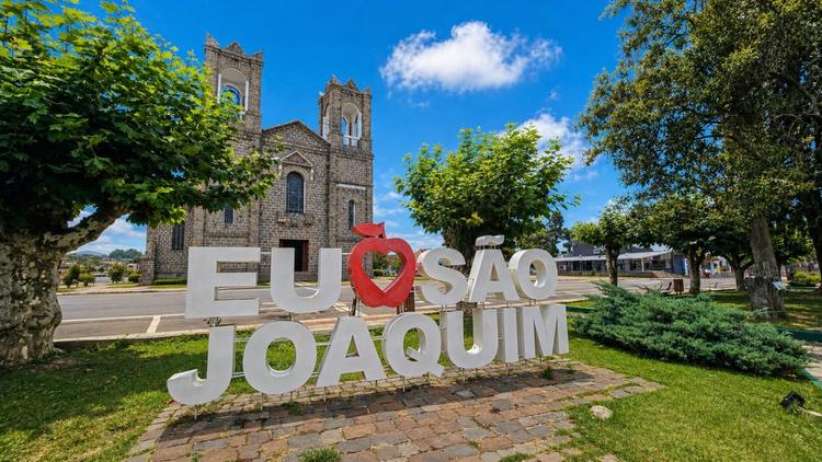 Cidade de SC com macieiras expostas a 900 horas de frio por ano realiza Festa Nacional da Maçã