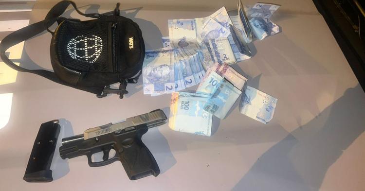 Suspeito de roubar farmácias em Itajaí e Gaspar é preso pela Polícia Militar; arma dos crimes foi encontrada