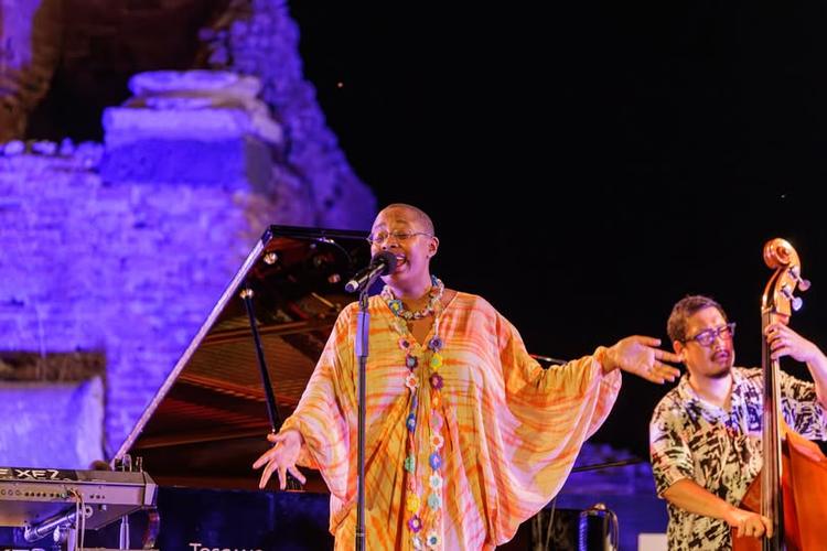 🎷 Cécile McLorin Salvant ha chiuso ieri sera, al Teatro Antico, la XIII edizione del Taormina Jazz Festival. Tra le int...