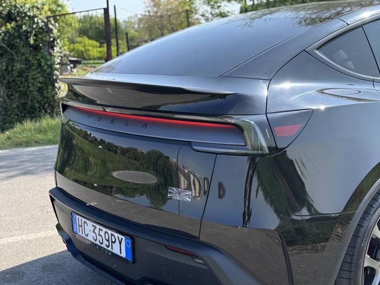 Tesla Model Y Performance: guarda le foto 7