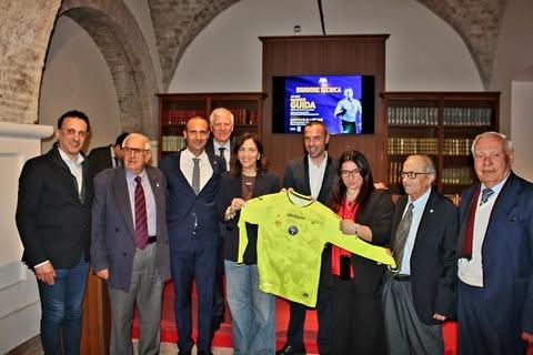 La Sezione AIA Locri ieri ha ospitato l'Arbitro Internazionale Marco Guida di Torre Annunziata. In rappresentanza dell'A...