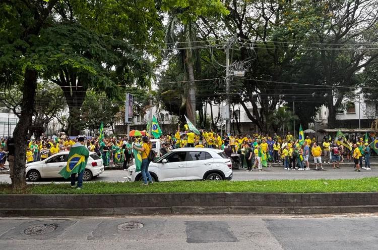 Apoiadores de Flávio Bolsonaro participam de ato em Juiz de Fora