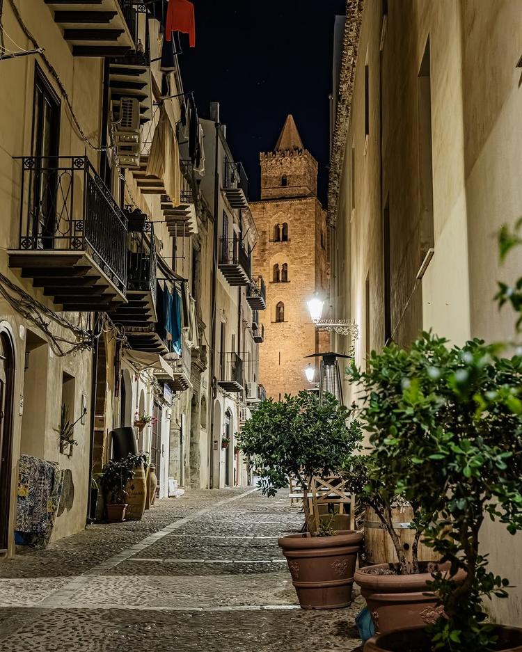 Tra balconi e facciate, la torre della Cattedrale emerge con tutta la sua imponenza.✨ #visitcefalu