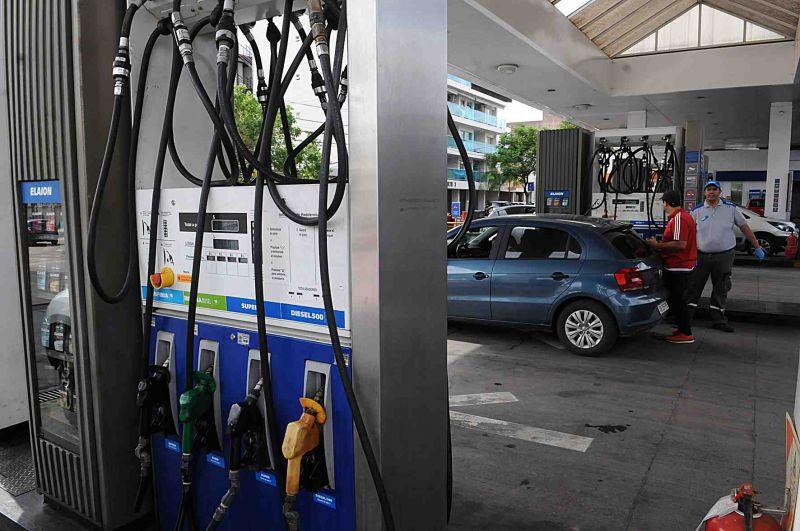 Aumento para empleados de estaciones de servicio: bono de $70.000 y 3 adicionales