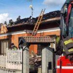 ROMANO CANAVESE – In fiamme il tetto di una villetta in via Ponte Chiusella (FOTO)