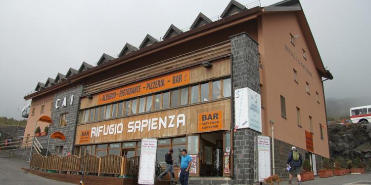 Etna, malori al Rifugio Sapienza: ospiti evacuati nella notte, sospetta inalazione di monossido