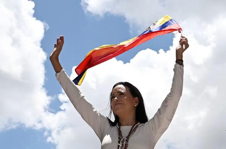 Governo Trump impede retorno de María Corina Machado à Venezuela em meio à crise no país